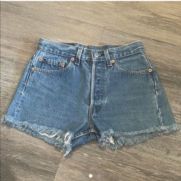Vintage Levi Shorts High-Rise
High Waisted Distressed Shorts Medium Wash - Picture 2 of 3